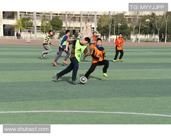 粉色足球明星的魅力与成就揭示了运动与时尚的完美结合 粉色足球明星的魅力与成就揭示了运动与时尚的完美结合